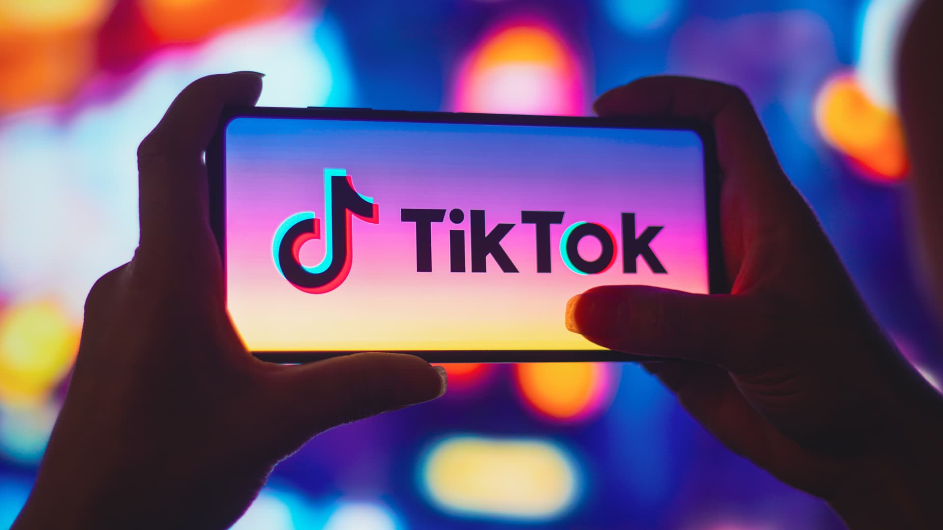 Can I have two TikTok open at the same time?